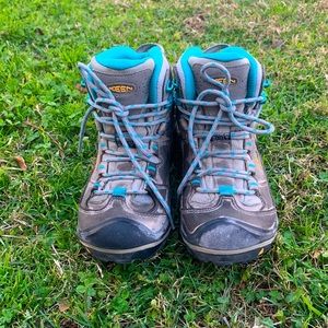 Keen waterproof women’s 5.0 US hiking boots. Used twice.